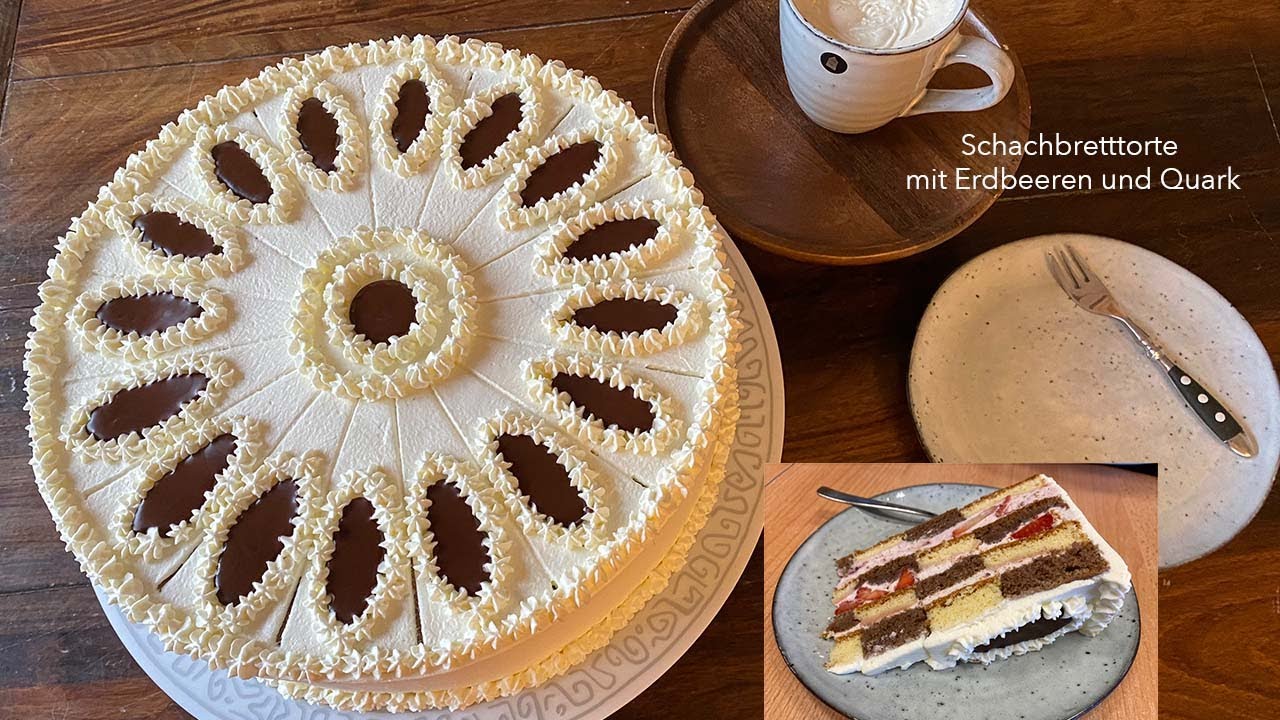 Schachbretttorte mit Erdbeeren und Quark