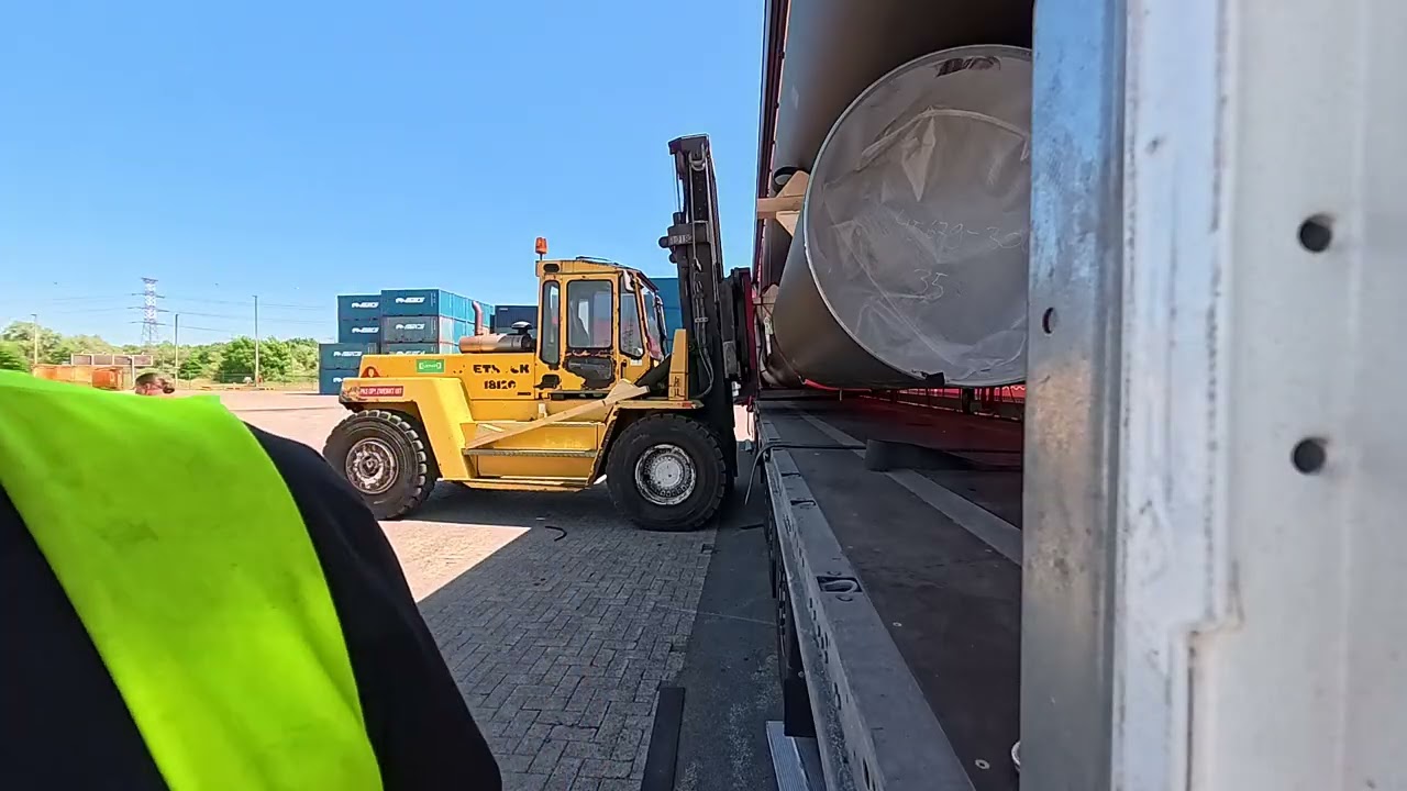 Rohre anliefern im Hafen von Antwerpen