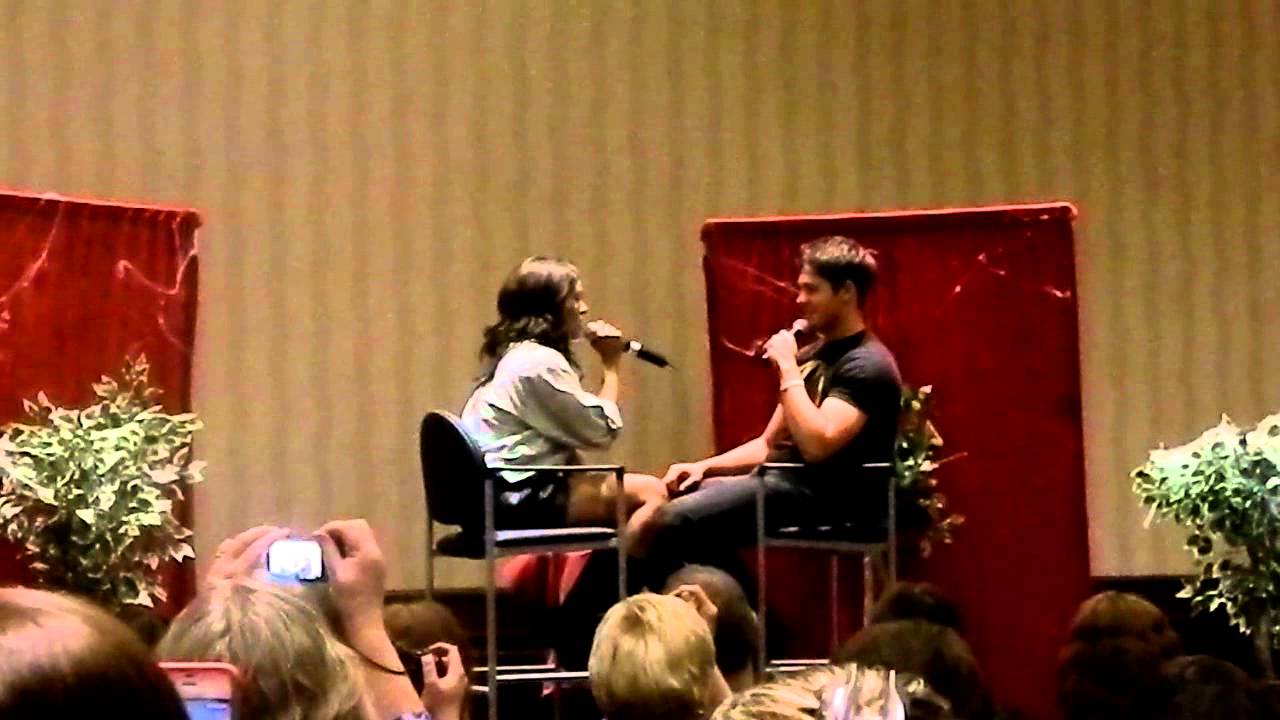 Steve and Kat singing at The Vampire Diaries Convention - Panel - Atlanta