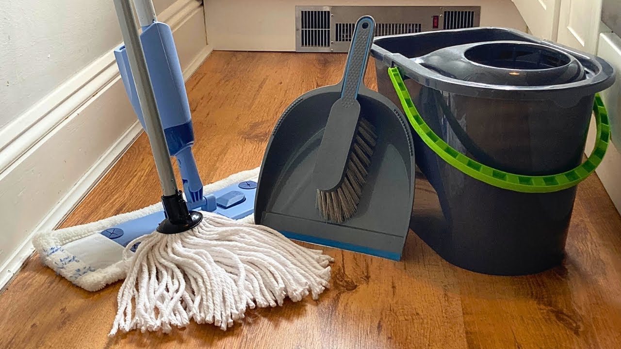 4 Quick & Easy Tips on How to Clean Your Kitchen Floors