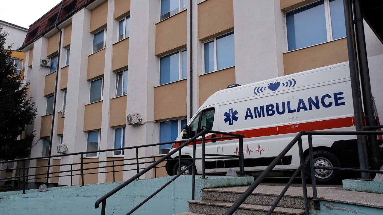 Një person lëndon veten dhe kushërirën me mjet të mprehtë