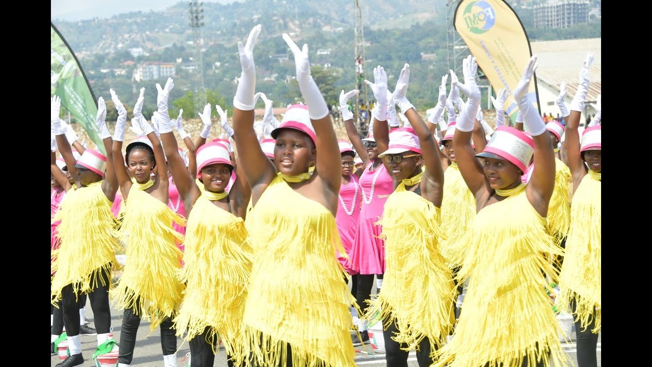 Raba défilé y'abana b'abigeme bitwa aba Majorettes mu birori vy'isabukuru ya 58 yo kwikukira
