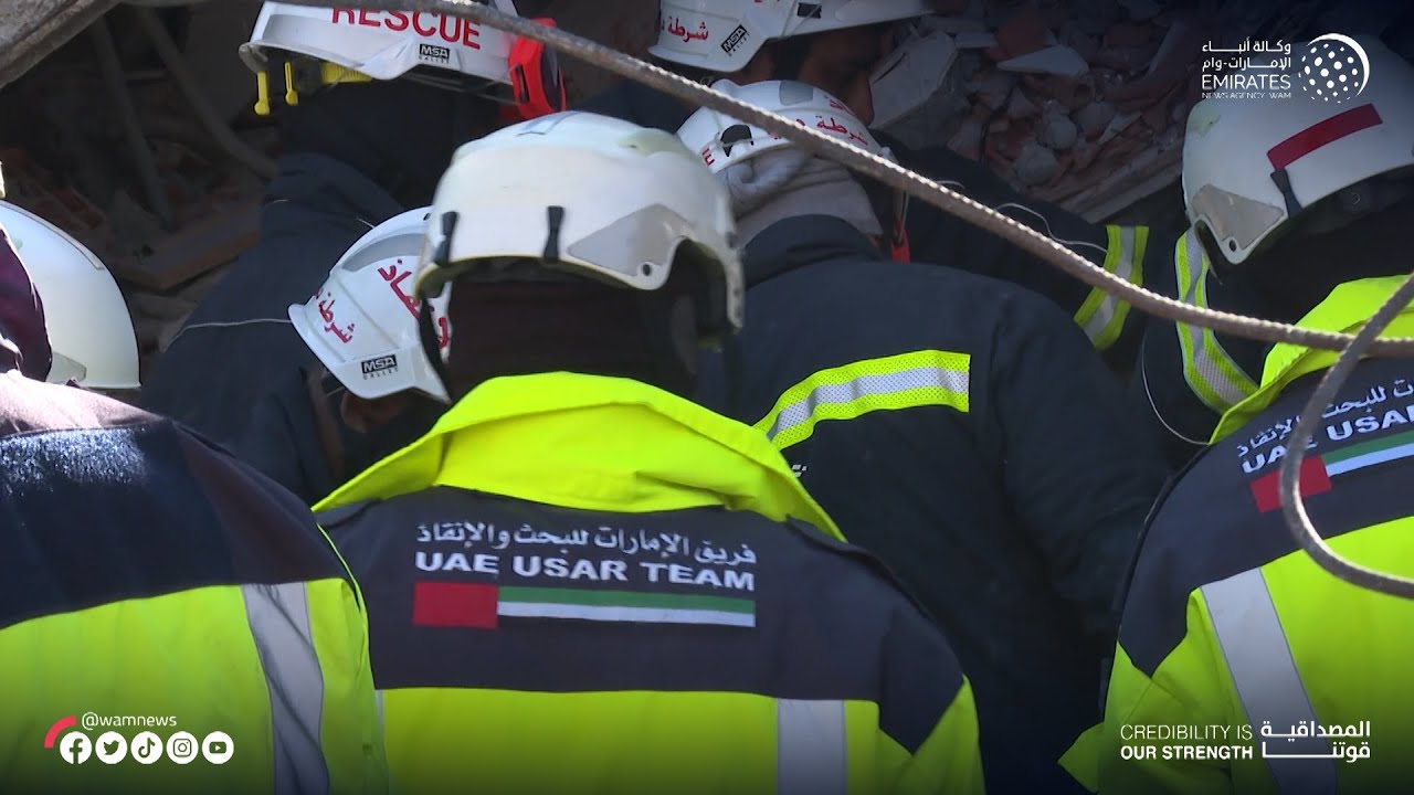فريق الإنقاذ الإماراتي ينقذ عائلة سورية من تحت أنقاض منزلها جراء زلزال تركيا