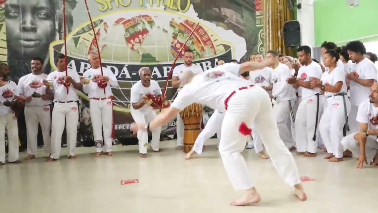 RODA BATIZADO E TROCA DE CORDAS GRUPO ABADÁ CAPOEIRA PROFESSOR JAPÃO 