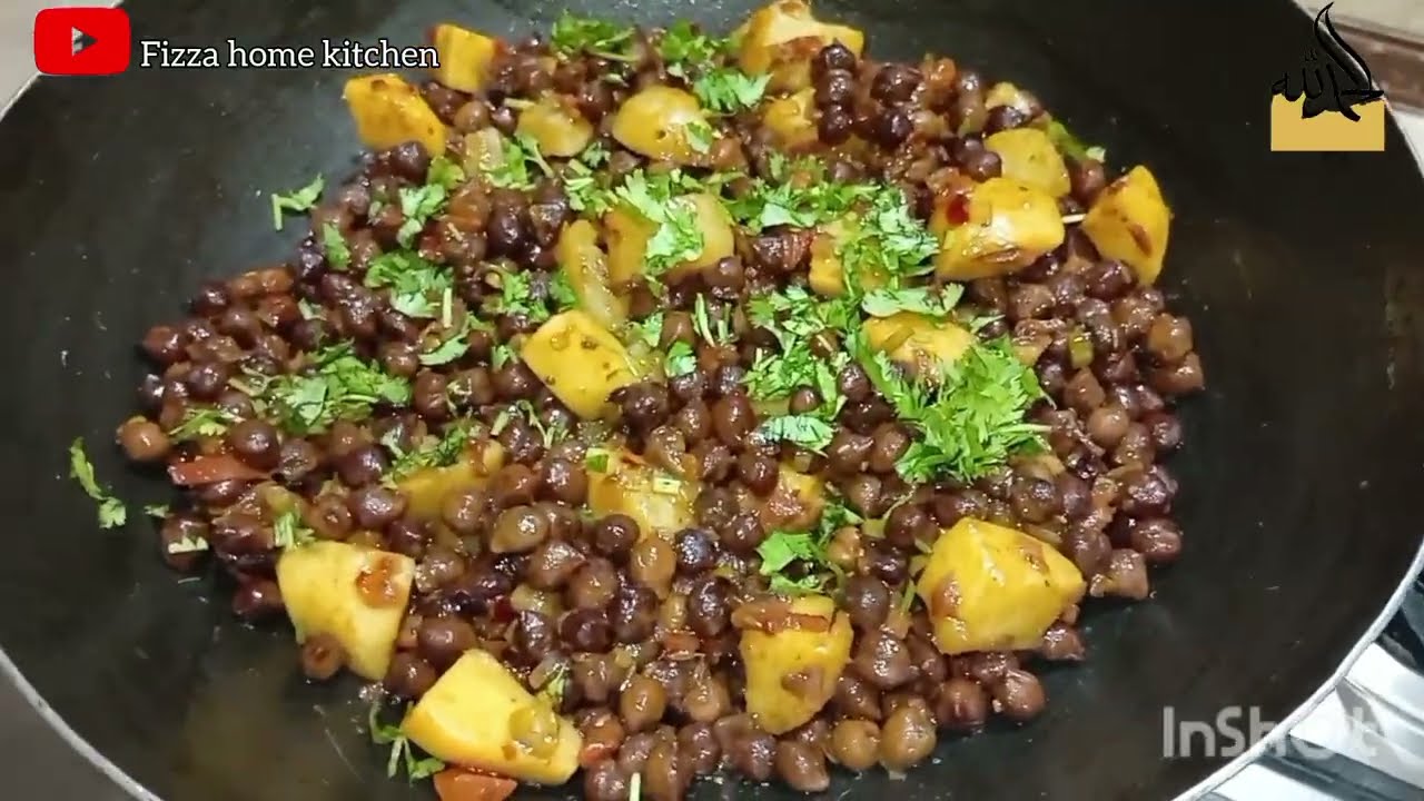 Ramzan special Kala chana Alo chat recipe by fizza home kitchen #kalachanaalochat #kalachanachat 