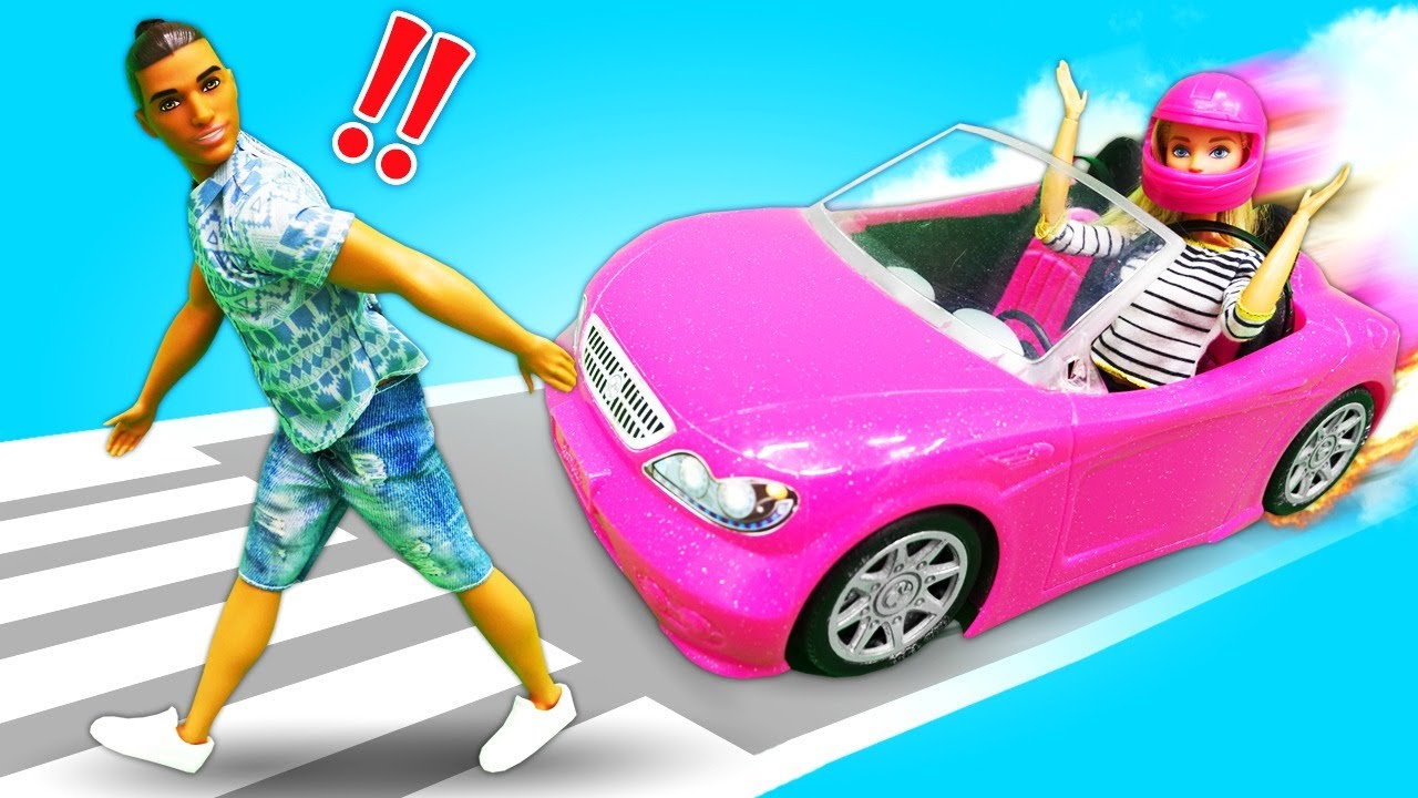 A boneca ganhou um carro de brinquedo e aprende a dirigir! Primeira aula de direção deu ruim?