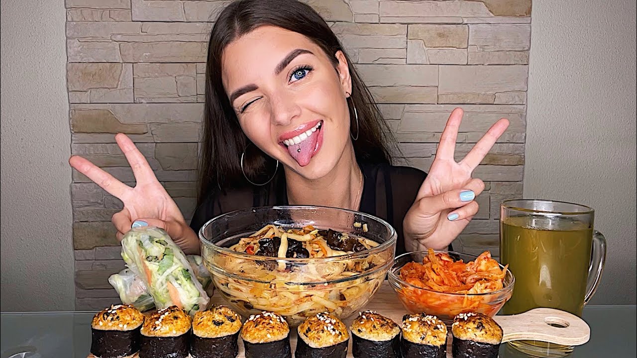 ПЕРЕЕЗД В МОСКВУ 🤩 ПОИСК КВАРТИРЫ И РАБОТЫ. МУКБАНГ лапша вок роллы суши MUKBANG wok sushi rolls