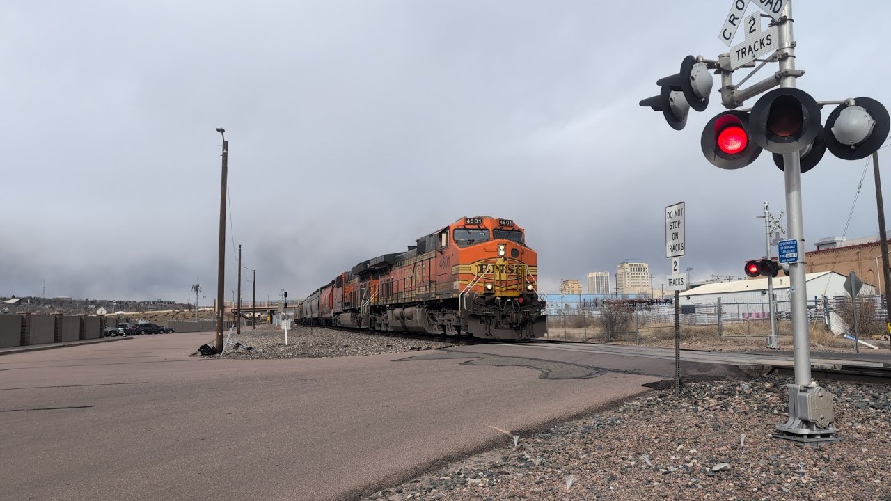 BNSF 4601 leads a windy G-WEVIMP4-01A in Colorado Springs!