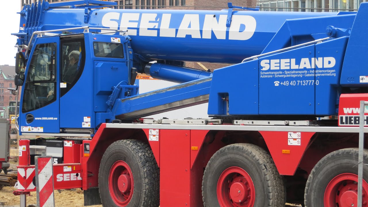 Mobilkran LIEBHERR LTC 1045-3.1 f&auml;hrt die Kabine in die Fahrerstellung - Soeren66