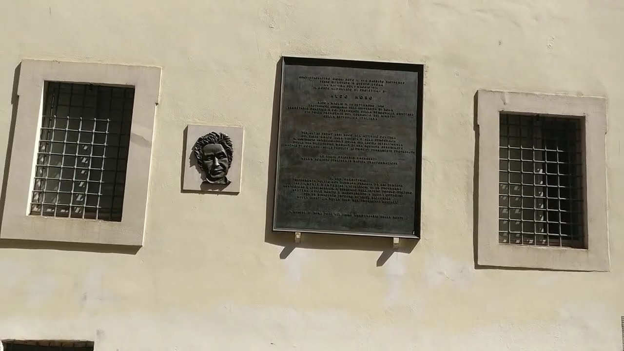Via Caetani a Roma, lapide in memoria di Aldo Moro nel luogo del ritrovamento (settembre 2024)