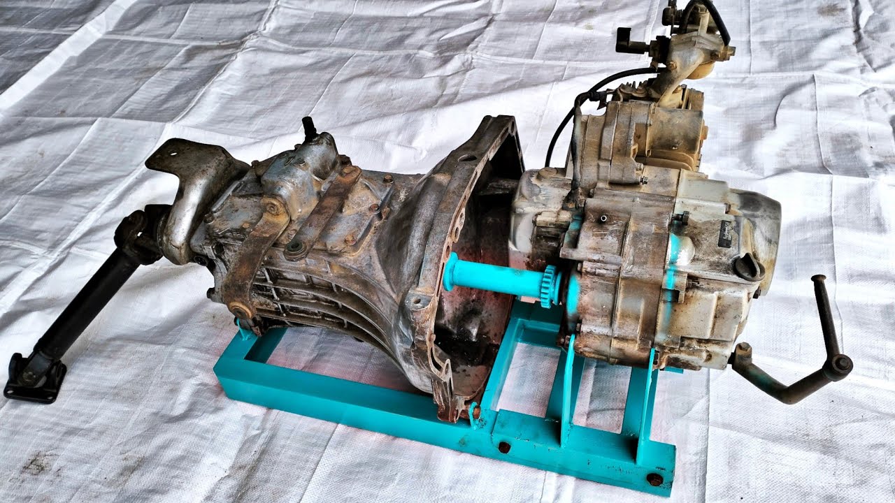 COMBINES A CAR TRANSMISSION TO A MOTORBIKE ENGINE