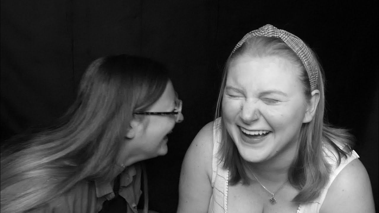 [ASMR] Ma petite sœur me maquille 😅