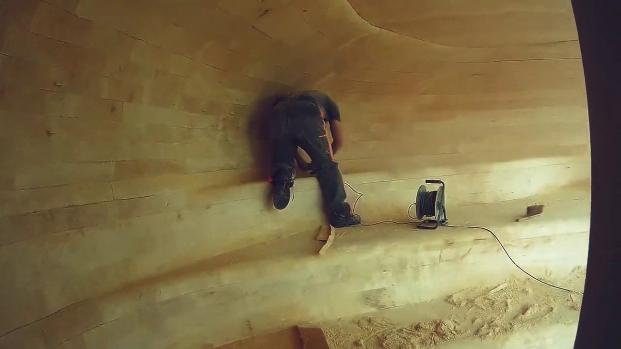 Carving a Nordic sauna at SPA ONE Oosterhout