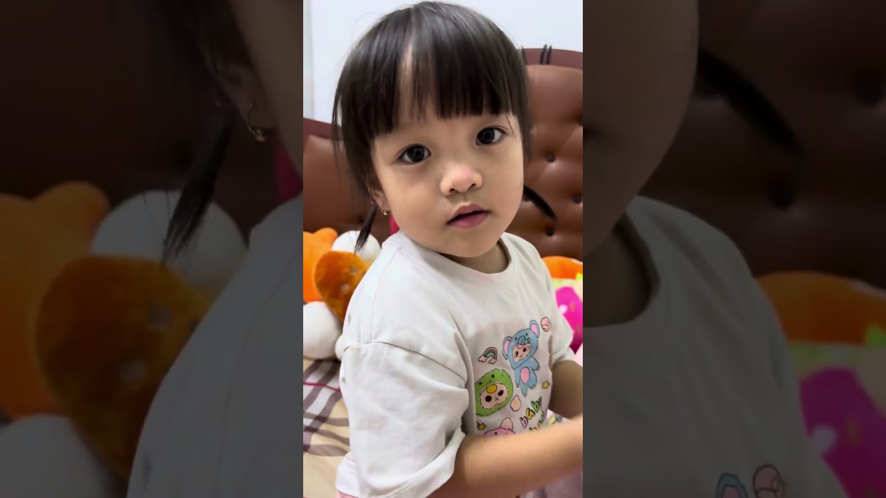 Bé Dâu làm cô giáo Vân Anh cho mấy bạn ăn sáng nha