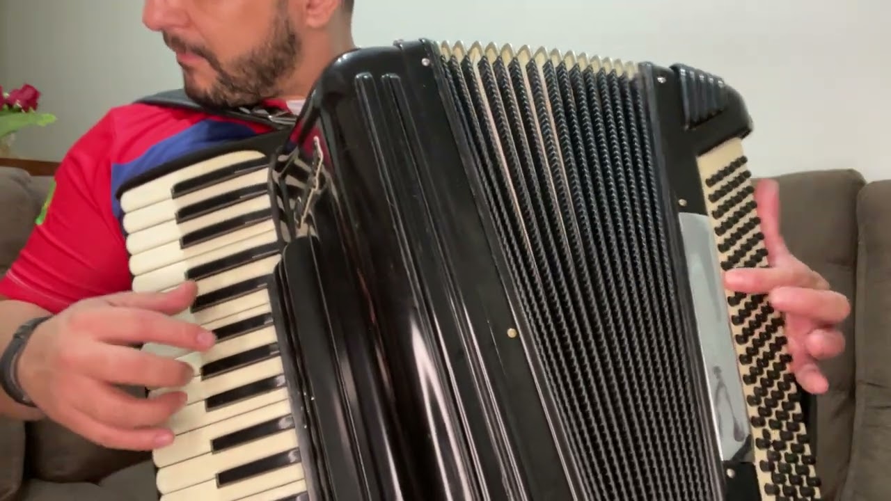 (Vendido ) Acordeon Crucianelli 120 baixos - Italiana Maquinona