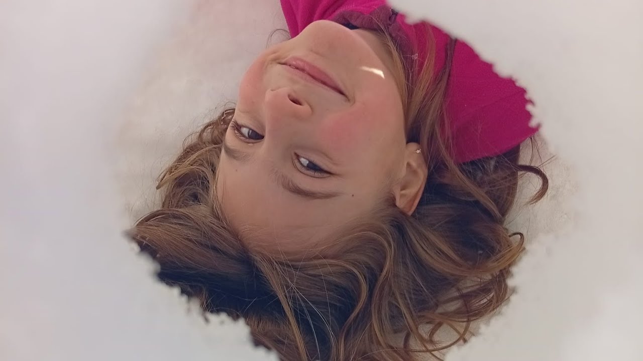 Pequeña Alicia va a la nieve con su familia