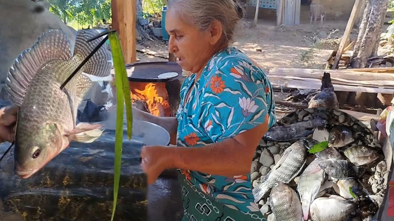 Cristian se fue de pezca y niña chenta así disfruta asiendo el sopon 😋🐟🐟