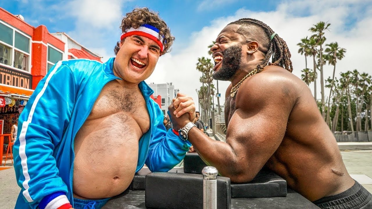 ¡Retos con el Traje de Gordo Realista en Muscle Beach!