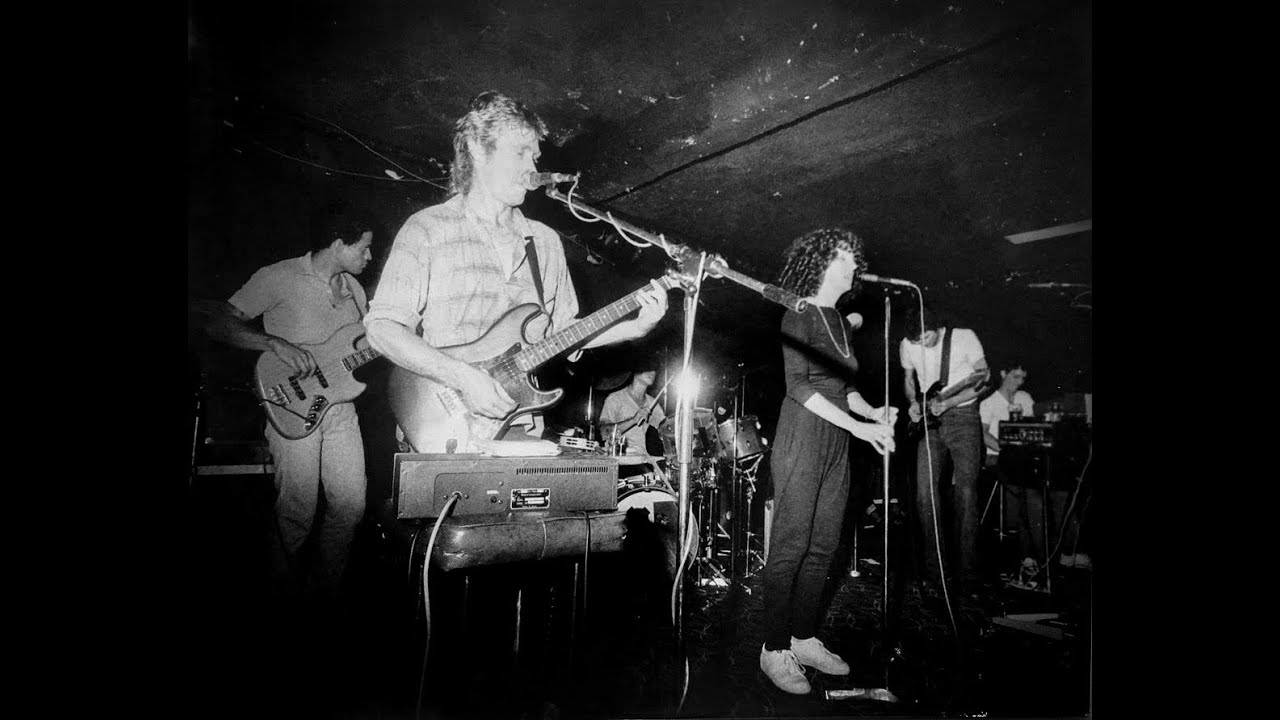 Ross Hannaford's Lucky Dog Live