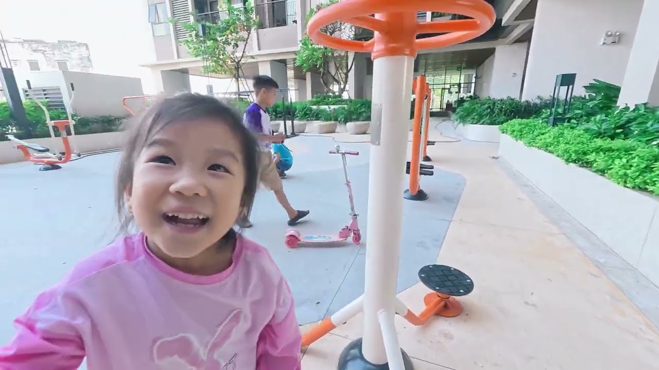 Trâm Anh Vlog | Chơi đùa ở khuôn viên khu hồ bơi, khu vui chơi trẻ em toà nhà Opal Skyline, HCM