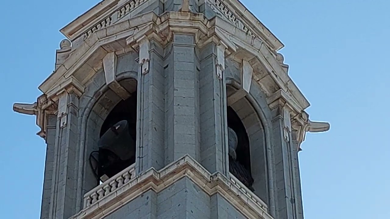 Volteo de campanas en la Catedral de la Almudena (Madrid)