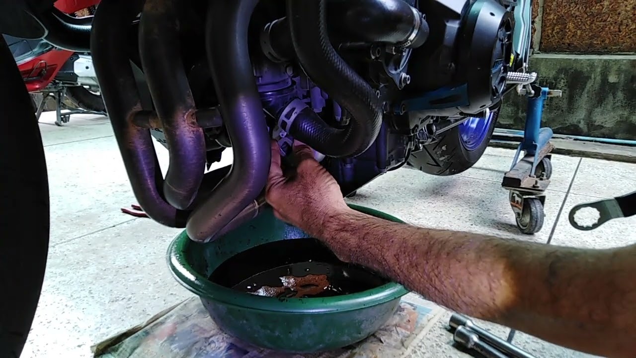 มาถ่ายน้ำมันเครื่อง​และเปลี่ยนไส้กรองน้ำมันเครื่อง​ เครื่องจักรสังหาร​ YAMAHA​ MT09 กันครับ​