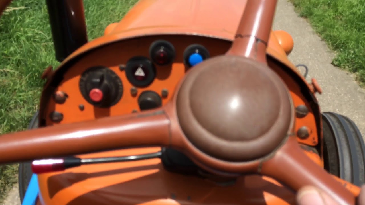 Renault Traktor ( Tracteur ) D30 von 1959 weg zum Garten ( le chemin vers le jardin )