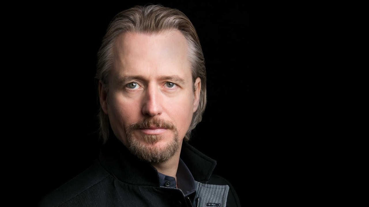 Linus Roache 