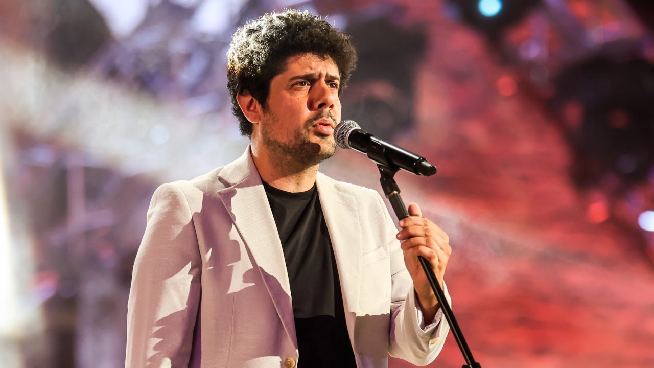 Gianmarco Carroccia in un medley di successi di Lucio Battisti sul palco di Musicultura 2023