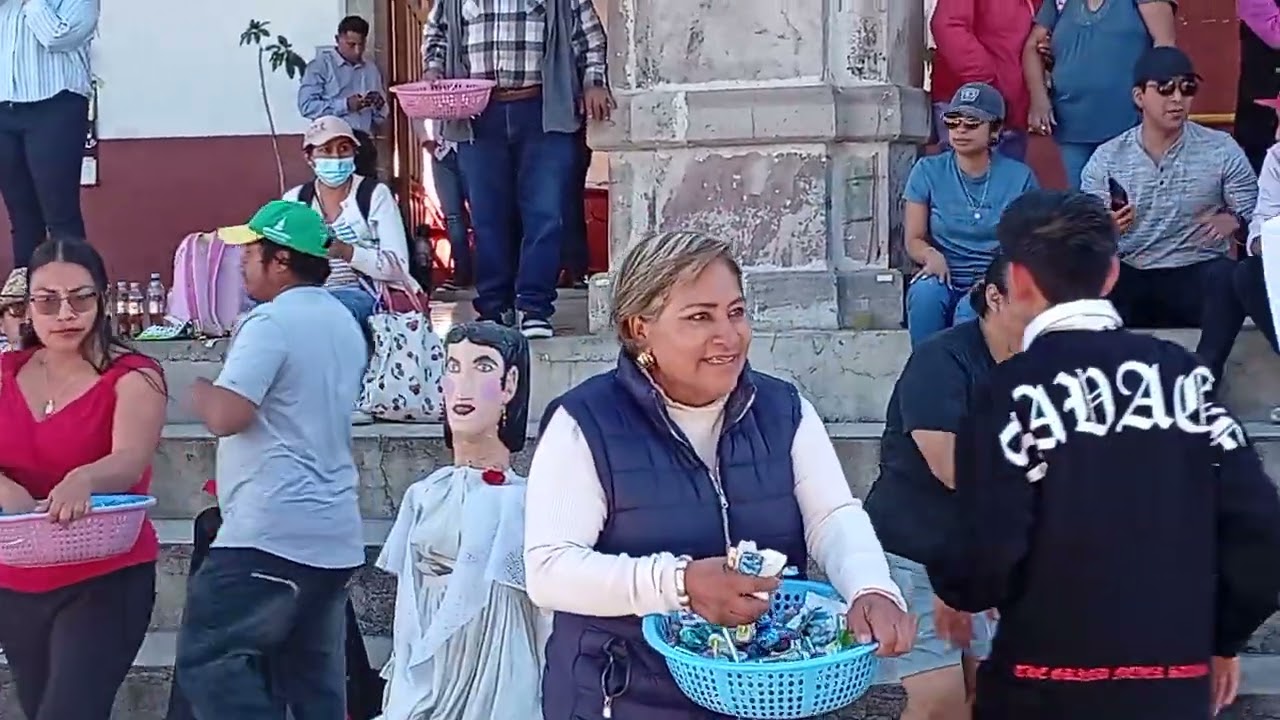 Así bailan los monos en Villa de Tezoatlán Segura y Luna, en la fiesta en honor a San Sebastián.