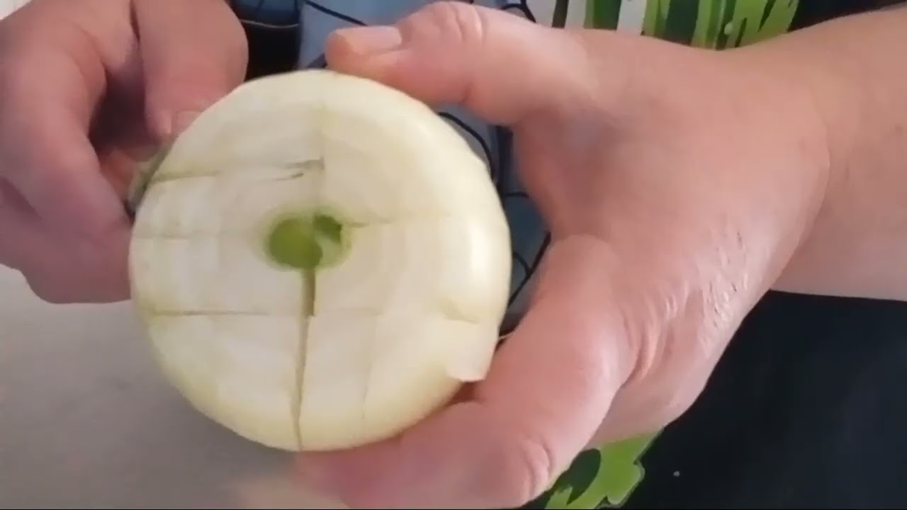 How to cut an onion in your hands. 🧅