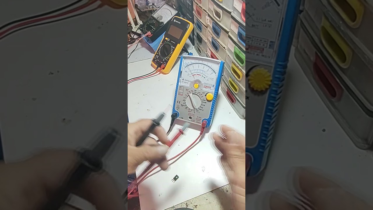 Mostrando como testar o diodo do transistor ST13003D transistor npn