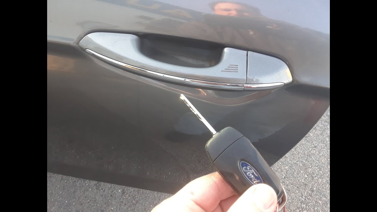 Как разблокировать Ford Fusion с помощью скрытого ключа с разряженной батареей