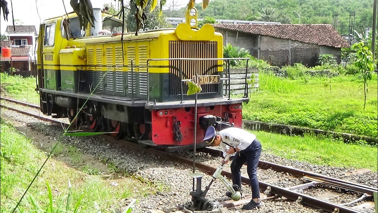 LIHATLAH CARA KERJA PETUGAS MENGUBAH RUTE REL KERETA SECARA MANUAL !