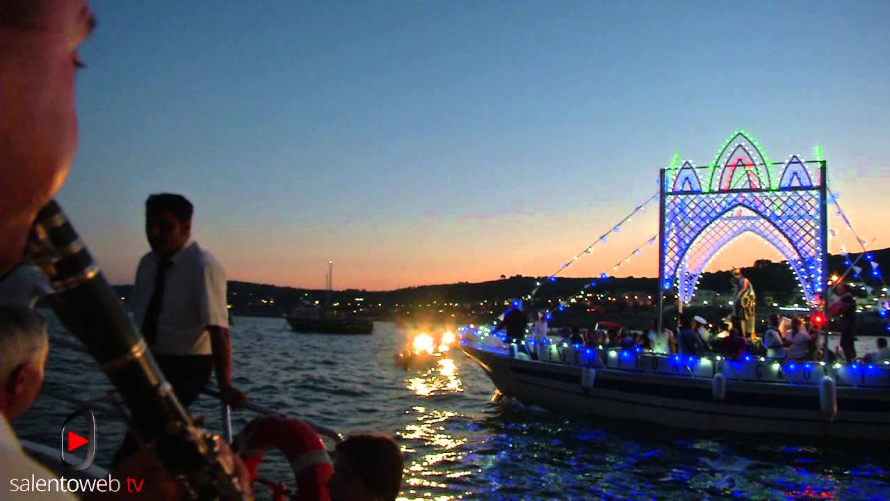 Processione e fuochi in mare: la grande bellezza di Castro
