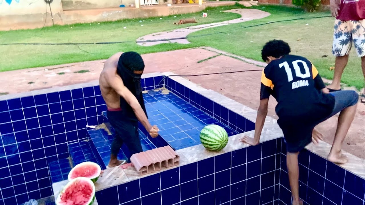 DUDU TROLA O BRUTINHO NO DESAFIO PARA QUEBRAR A MELANCIA