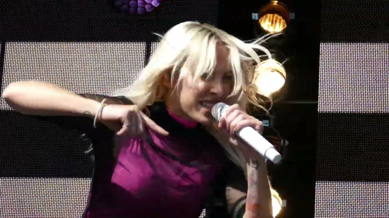 Marie-Mai Place des Festivals 2019 chante, Enmène-Moi , C'est Moi, Cobra et Exister live 