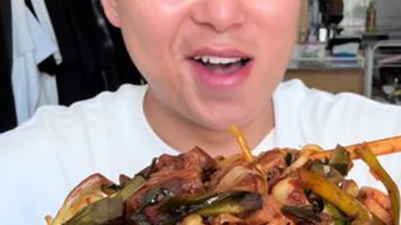 立秋了，都照顾好自己，朋友们，今天来吃回锅肉盖浇面 #下饭菜 #美食 #妈呀太香了 #我的乡村美食 #家常美食