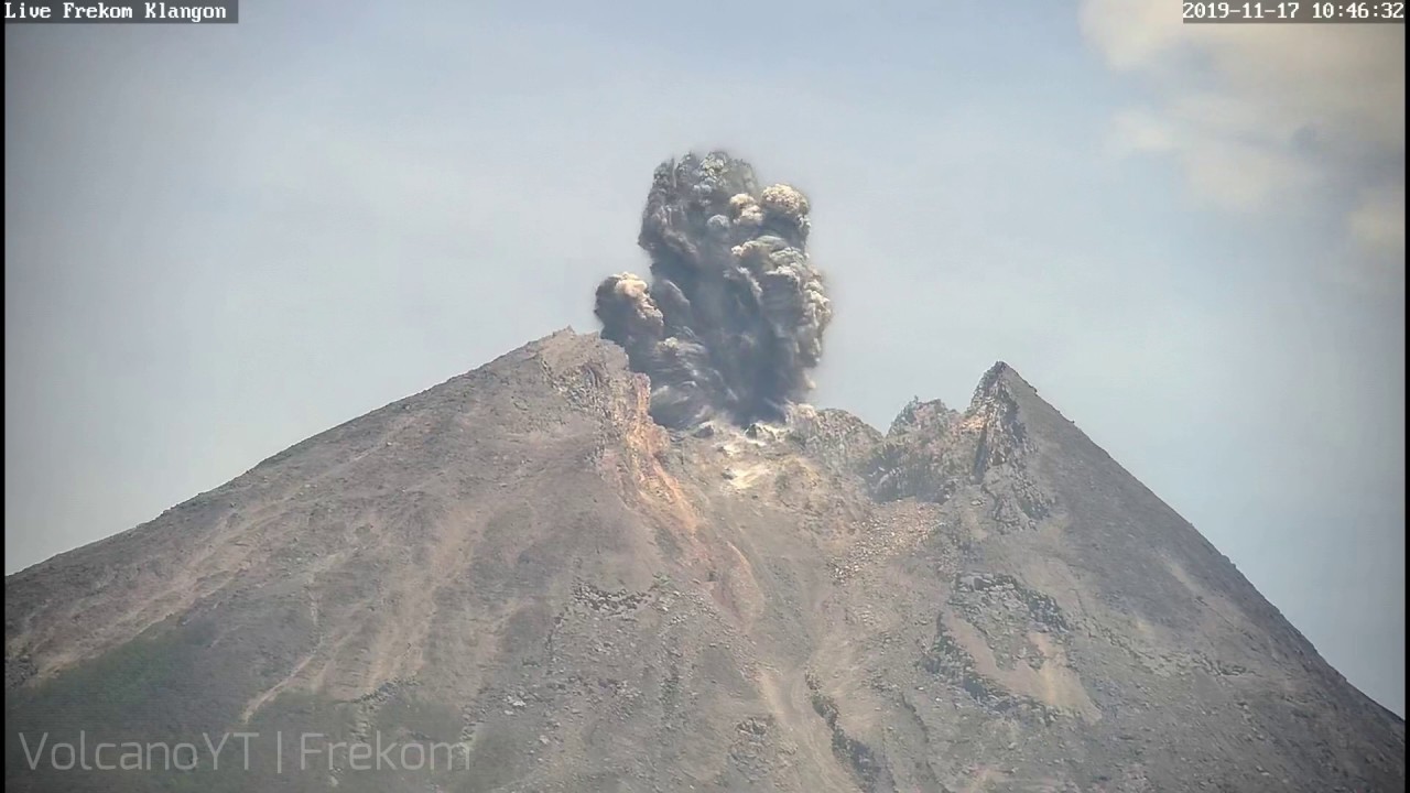 Eruption Volcano Merapi at 10:46 WIB 17/11/2019 (Fullscreen)