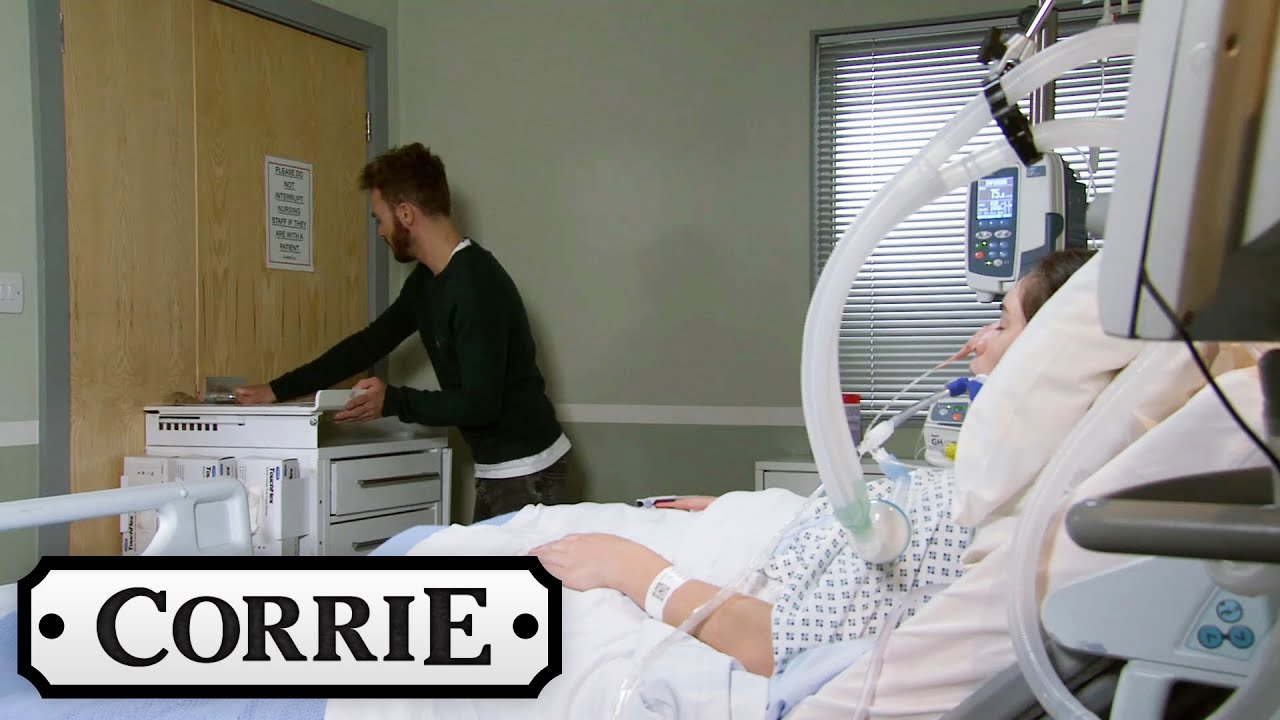 David Barricades Himself In With Shona | Coronation Street
