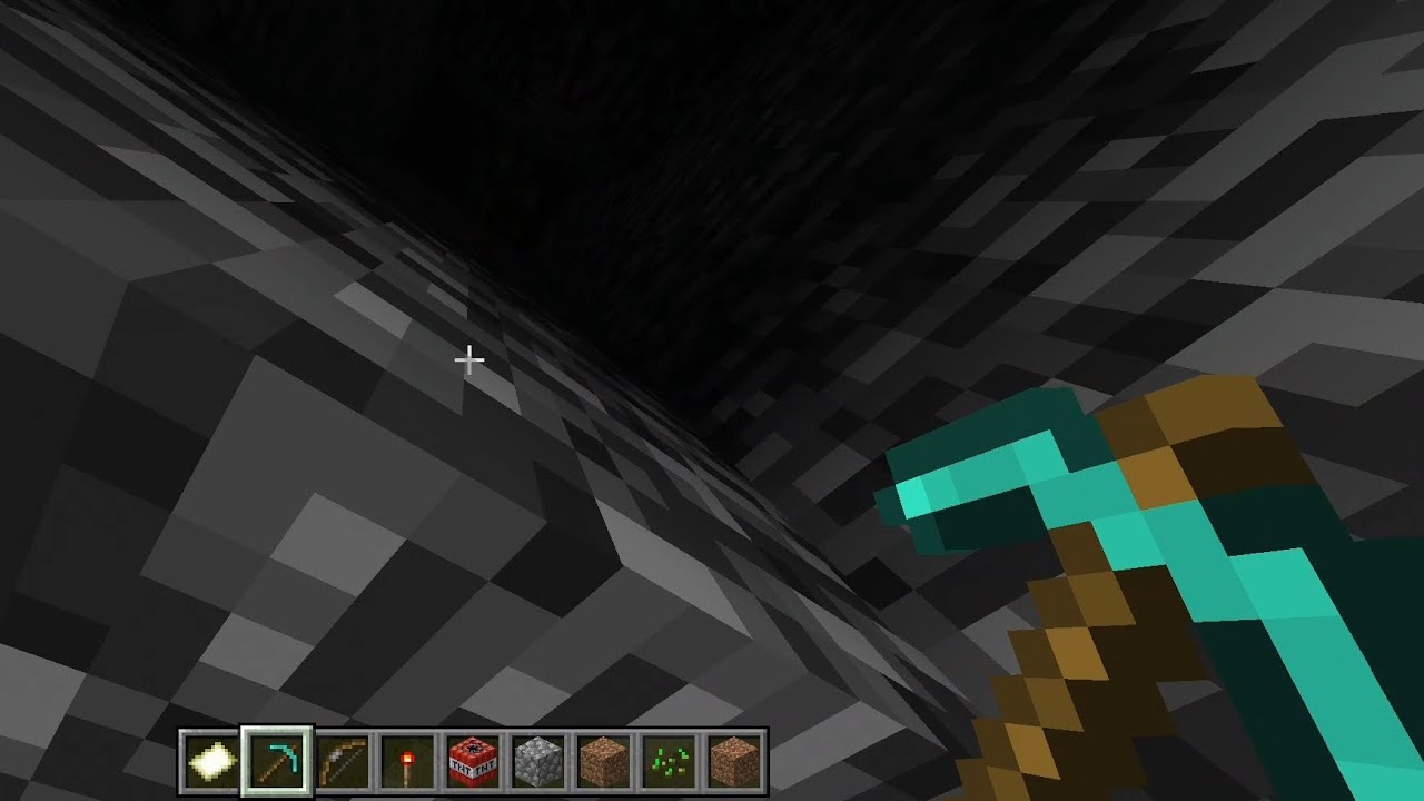 saya menggali sampai ke dasar dunia dengan menggunakan mouse dan keyboard di Minecraft Mobile