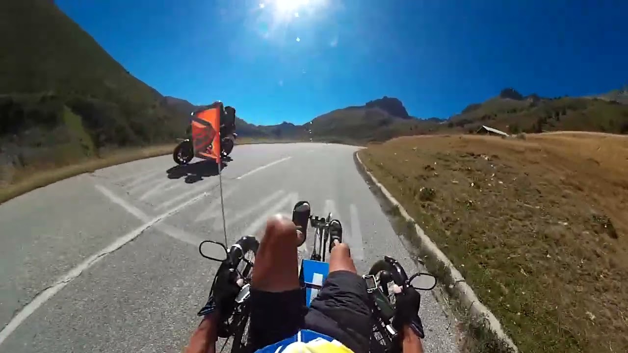 Descente depuis le Col du Glandon en Savoie vers le Lac du Verney en Isère.