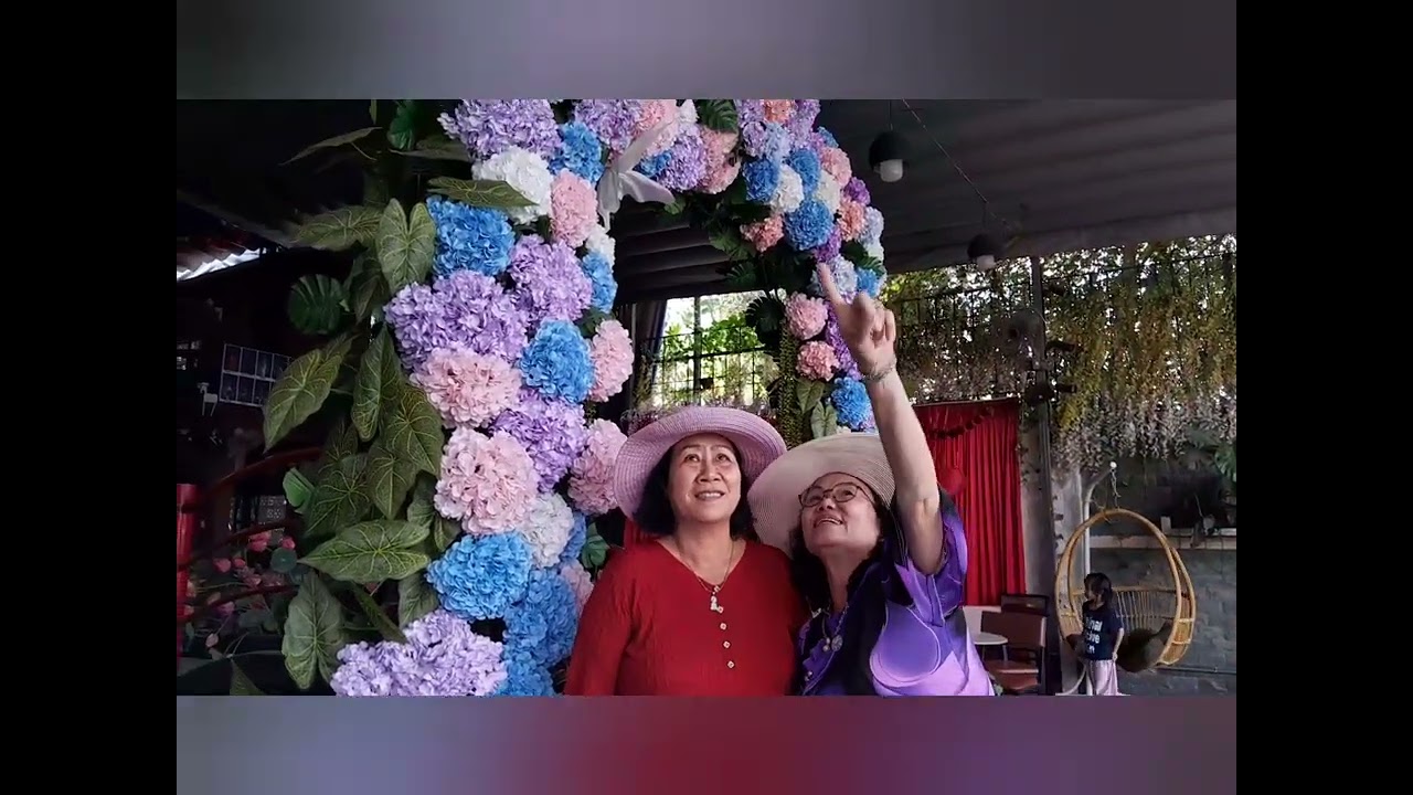 Uống cà phê quán cá koi Tân Châu