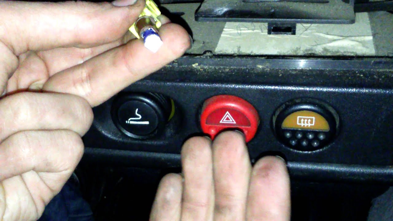 Tuto pour remplacer une ampoule derrière le bouton de chauffage d'une peugeot 106