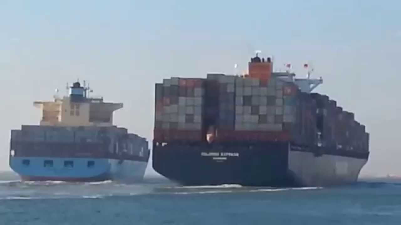 Collision entre deux bateaux porte-conteneurs dans le Canal de Suez