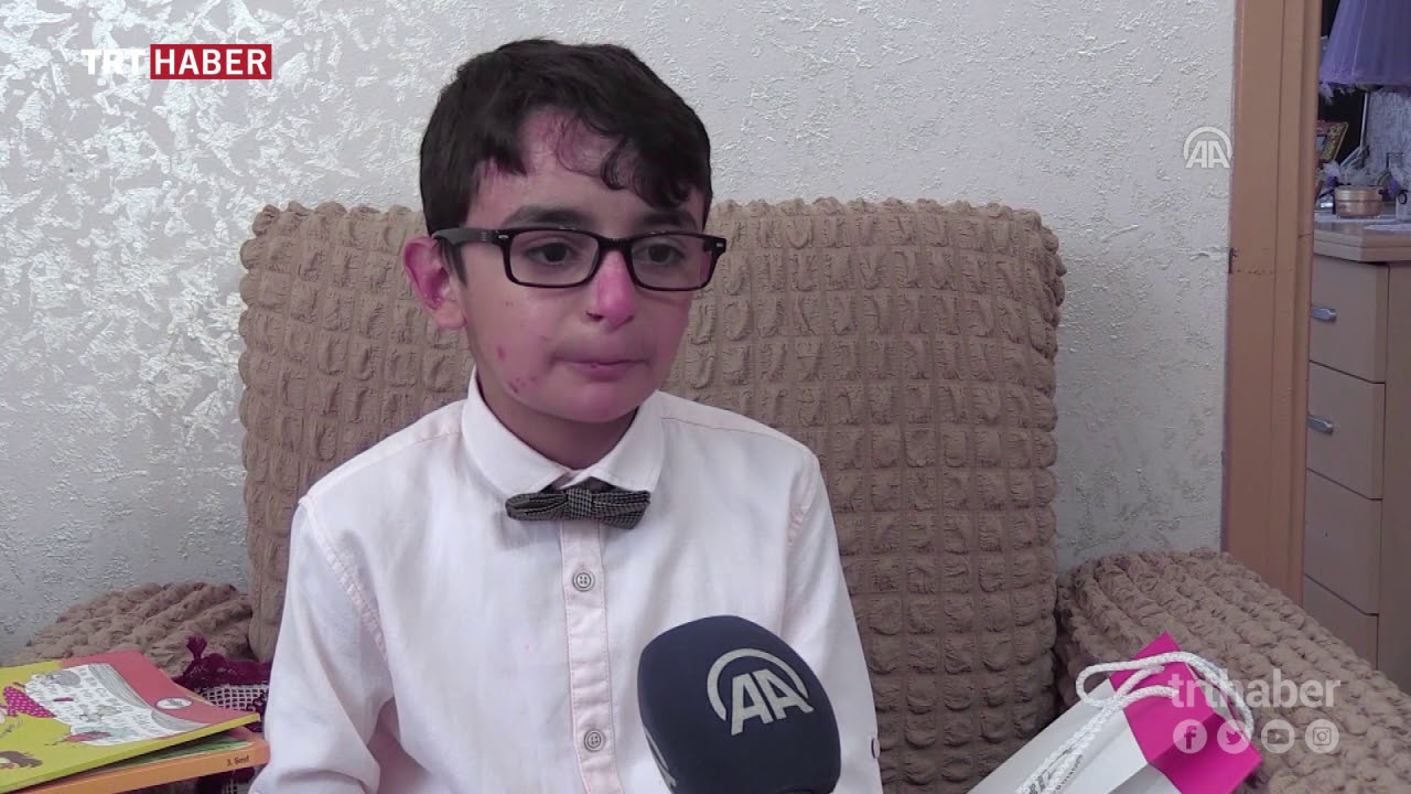Evde eğitim g&ouml;ren kelebek hastası &ouml;ğrencinin karne sevinci