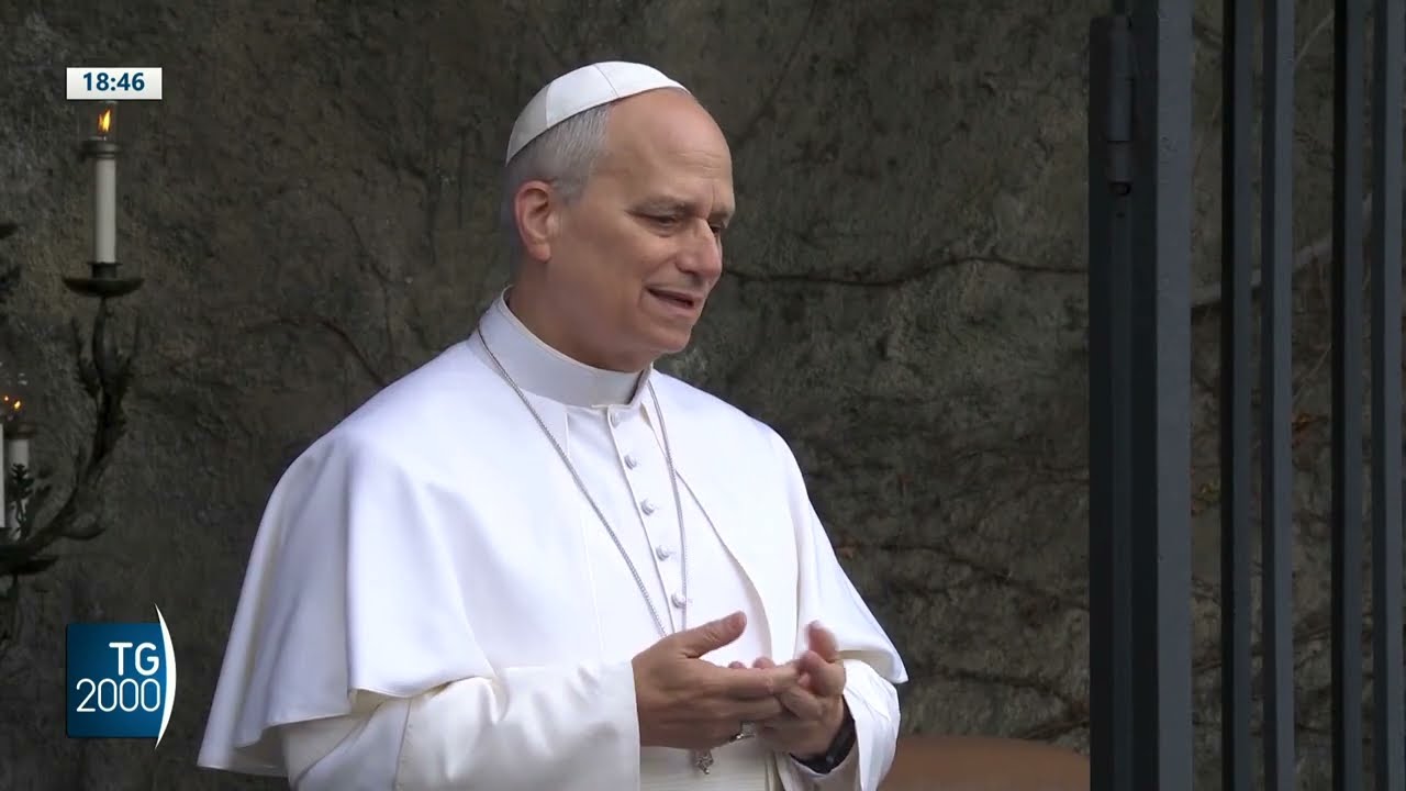 Papa Leone in preghiera alla grotta di Lourdes in Vaticano