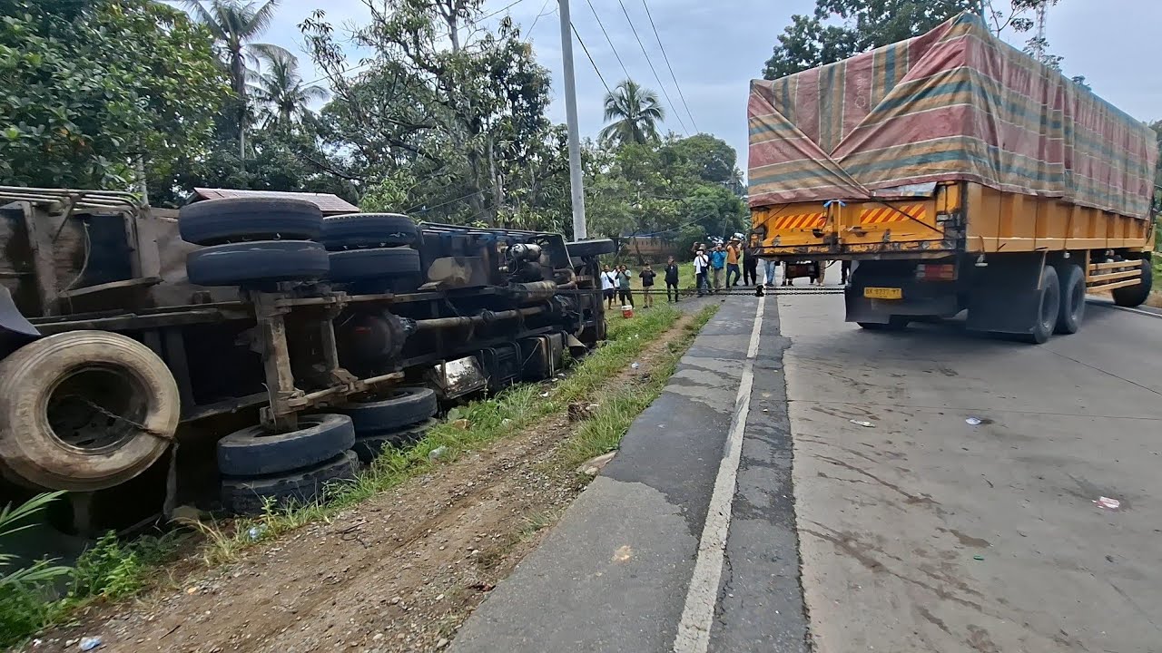 Evakuasi || Heboh Semua Orang Berlarian Sopir Truck  Dihentikan Tiba-tiba memaksa Menarik