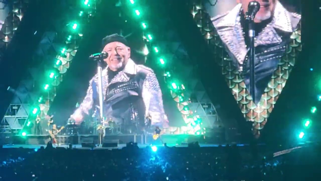 Vasco Rossi  - La strega (la diva del sabato sera)/ Cosa vuoi da me  ... (Concerto Bibione 02.06.24)