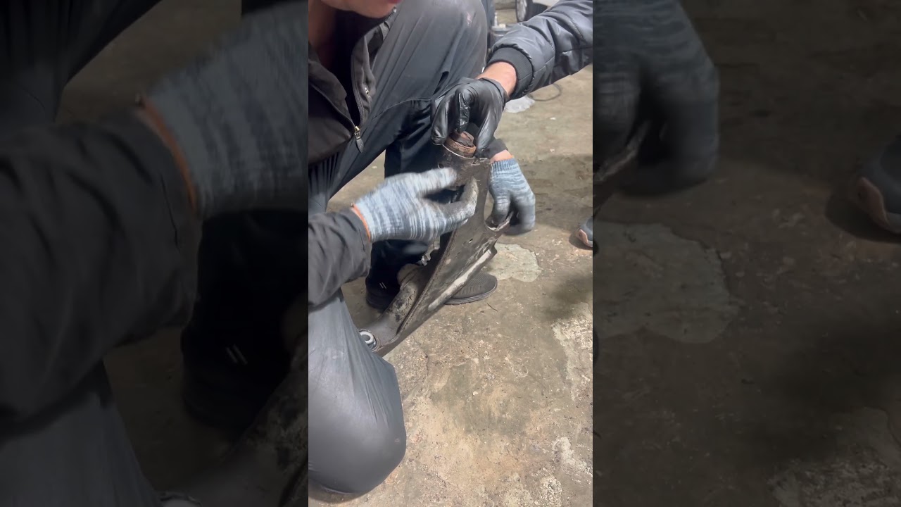 Загадка дыры) #fun #automobile #ремонт #mechanic #fail #mechaniclife #humour #auto